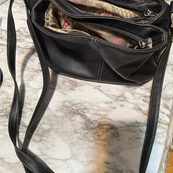 Elegant Black faux Leather Shoulder Bag - Picture 7 of 7